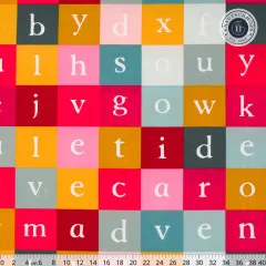Nahaufnahme der bunten Buchstabenquadrate mit Zentimeter-Lineal zum Größenvergleich.
