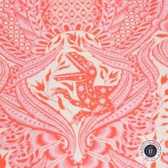 Detailausschnitt mit einer einzelnen Raptor-Figur inmitten floraler Ornamente und Paisley-Formen.
