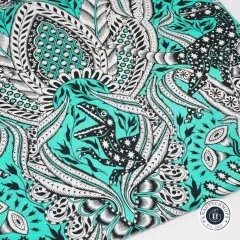 Detailausschnitt mit einer einzelnen Raptor-Figur inmitten floraler Ornamente und Paisley-Formen.