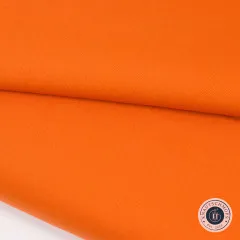 Nahaufnahme des gefalteten Stoffs mit sichtbarer Webstruktur.