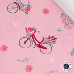 Nahaufnahme des Musters mit Fahrrad, Blütenzweigen und Streublümchen
