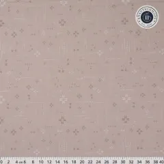 Nahaufnahme des Stichmuster-Drucks ohne Lineal, feine Kreuz- und Strichmotive in Taupe.