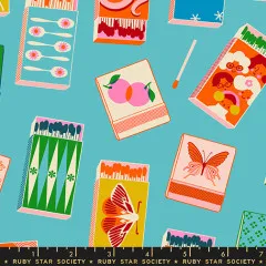Nahaufnahme mit Löffel-, Pfirsich- und Backgammon-Streichholzheft-Motiven.