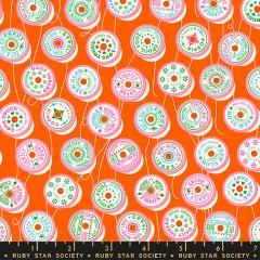 Detailaufnahme einzelner Garnrollen-Motive mit Fadenverlauf und Retro-Schriftzügen.