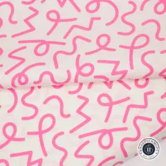Nahaufnahme des gefalteten Stoffs mit den charakteristischen Schwunglinien in Pink.