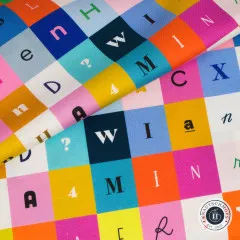 Detailaufnahme der gefalteten Buchstaben-Karos mit Motiven wie „W", „M" und „X".