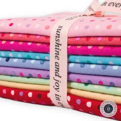 Makroaufnahme des rosa Punktemusters mit rosa Markenband Poppie Cotton