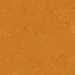 Detailansicht der Canvas-Oberfläche mit unregelmäßig verteilten Farbspritzern in Rostrot, Creme und Rosa.