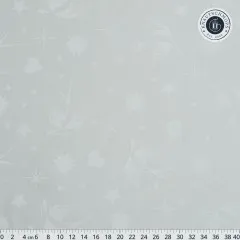Vollflächige Ansicht des Ton-in-Ton-Musters mit Schwalben, Sternen, Herzen und Punkten in Creme.