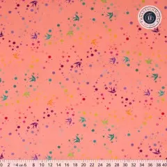 Größerer Ausschnitt des Schwalben- und Sternenmusters „Fairy Dust" in Sherbert, der den vollen Musterrapport zeigt.
