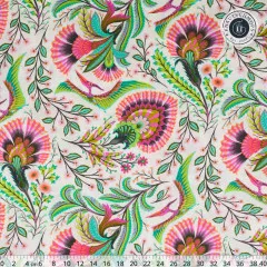 Größerer Ausschnitt des Flugsaurier-Musters „Wing It" in Blush, der den vollen Musterrapport mit Blüten und Ranken zeigt.
