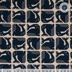 Nahaufnahme der Musterwiederholung mit navyblauen Walmotiven auf robustem, naturfarbenem Canvas.