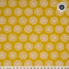 Nahaufnahme der Musterwiederholung mit naturfarbenen Sonnenmotiven auf goldgelbem Canvas.