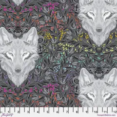 Musterwiederholung mit zwei gespiegelten Wolfsköpfen, Zoll-Lineal zum Größenvergleich.