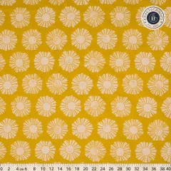 Nahaufnahme der Musterwiederholung mit naturfarbenen Sonnenmotiven, teils mit Gesicht, auf Goldgelb.