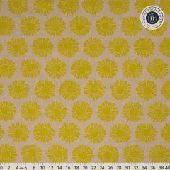 Nahaufnahme der Musterwiederholung mit senfgelben Sonnenmotiven auf naturfarbenem Canvas.