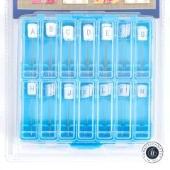 Nahaufnahme der Aufbewahrungsbox mit den beschrifteten Stecknadeln A bis N.