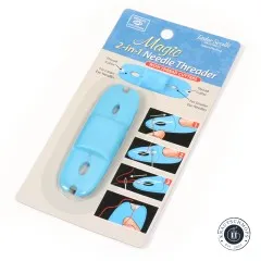 Der türkisfarbene 2-in-1-Nadeleinfädler mit Fadenschneidern in Schrägansicht auf der Verpackung.