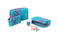 Die drei Ditty-Bags-Größen genäht aus türkisfarbenem Batikstoff mit violettem Kontrastband, dazu Garnrolle, Ahle und Wonder Clips.