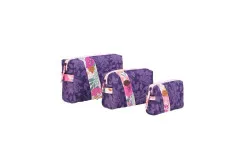 Die drei Ditty-Bags-Größen genäht aus lilafarbenem Blumenstoff mit rosa Kontrastband.