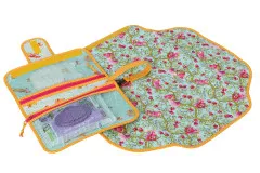 Geöffnete Changing-Station-Clutch im gelb-blauen Blumenmuster mit Netzfächern