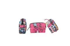 Die drei Ditty-Bags-Größen genäht aus pinkfarbenem Stoff mit Graffiti-Schriftzug-Muster, aus verschiedenen Blickwinkeln.