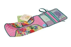 Geöffnete Changing-Station-Clutch im Pink-Muster mit Buch und Schnuller