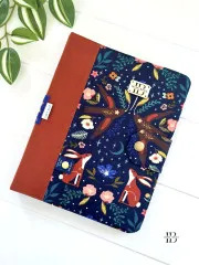 Selbstgenähte Tablet-/Buchhülle von INIMI Bags aus dem Stoff Moonlit Forest Dusk mit Lederapplikation