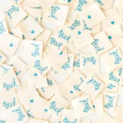 Viele Sarah Hearts Weblabels mit Schriftzug „Back" und türkisem Herz dicht verstreut, Nahaufnahme.