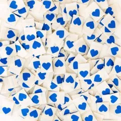 Viele cremefarbene Sarah Hearts Weblabels mit blauem Herz dicht verstreut, Nahaufnahme.