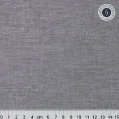 Nahaufnahme des unifarbenen Chambray-Stoffs in Grau mit Maßband.