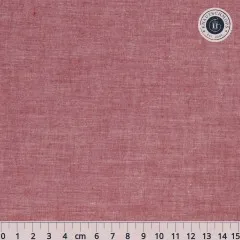 Nahaufnahme des unifarbenen Chambray-Stoffs in Rot mit Maßband.