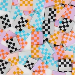 Viele bunte Sarah Hearts Karo-Weblabels in verschiedenen Farbkombinationen dicht verstreut, Nahaufnahme.