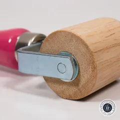 Makroaufnahme der Achsschraube, die die Holzrolle drehbar in der Metallhalterung fixiert
