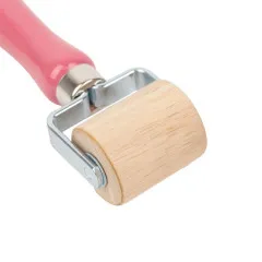 Nahaufnahme der Holzrolle mit Metallhalterung an beiden Enden, ohne Griff im Bild