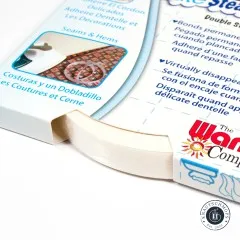 Nahaufnahme der cremefarbenen Tape-Rolle, die unten aus der Verpackung „Lite Steam-A-Seam 2" herausragt.