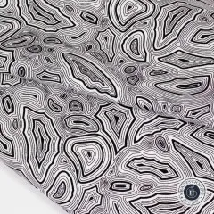 Nahaufnahme des diagonal gefalteten Stoffs „Mineral“ in Paper, Achat-Muster in Schwarz-Weiß gut erkennbar.