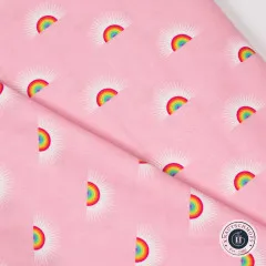 Nahaufnahme des diagonal gefalteten Stoffs „Sundaze“ in Guava, Regenbogen-Motiv gut erkennbar.