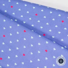 Nahaufnahme des diagonal gefalteten Stoffs „Unconditional Love“ in Bluebell, Herzchen-Muster gut erkennbar.