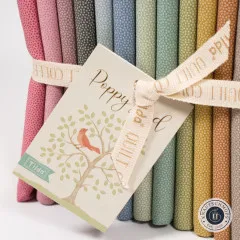 Nahaufnahme des aufrecht stehenden Fat Quarter Bundles mit Blick auf die changierenden Stoffmuster