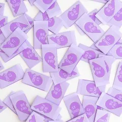 Viele lila Sarah Hearts Friendship-Heart-Labels dicht verstreut, Nahaufnahme.