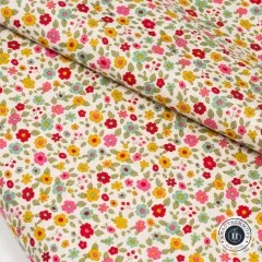 Detailaufnahme einer gefalteten Stoffecke des Evie-Musters in Dove White.