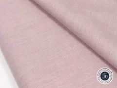 Detailaufnahme einer gefalteten Stoffecke des Sand-farbenen Chambray-Gewebes.