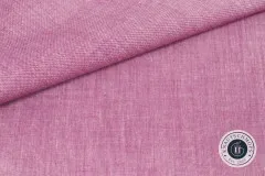 Detailaufnahme einer gefalteten Stoffecke des Plum-farbenen Chambray-Gewebes.