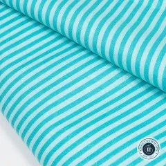 Gefalteter Baumwollstoff Tonal Stripe Peacock in Nahaufnahme, Webstruktur und Streifen sichtbar