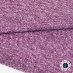 Stoff diagonal gefaltet, Nahaufnahme mit Blick auf die Leinen-Baumwoll-Webstruktur in Eggplant.