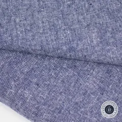 Stoff diagonal gefaltet, Nahaufnahme mit Blick auf die Leinen-Baumwoll-Webstruktur in Denim.