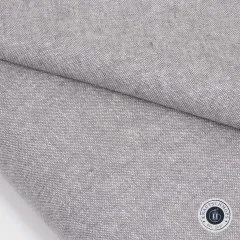 Stoff diagonal gefaltet, Nahaufnahme mit Blick auf die Leinen-Baumwoll-Webstruktur in Steel.