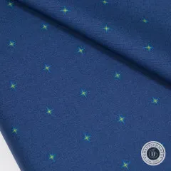 Nahaufnahme des diagonal gefalteten Stoffs mit Sternenmotiv und sichtbarer Webstruktur
