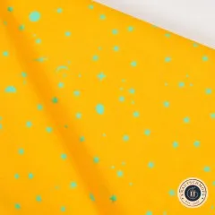Diagonal gefaltete Stoffkante zeigt das Space-Sprinkles-Muster in Papaya in Nahaufnahme